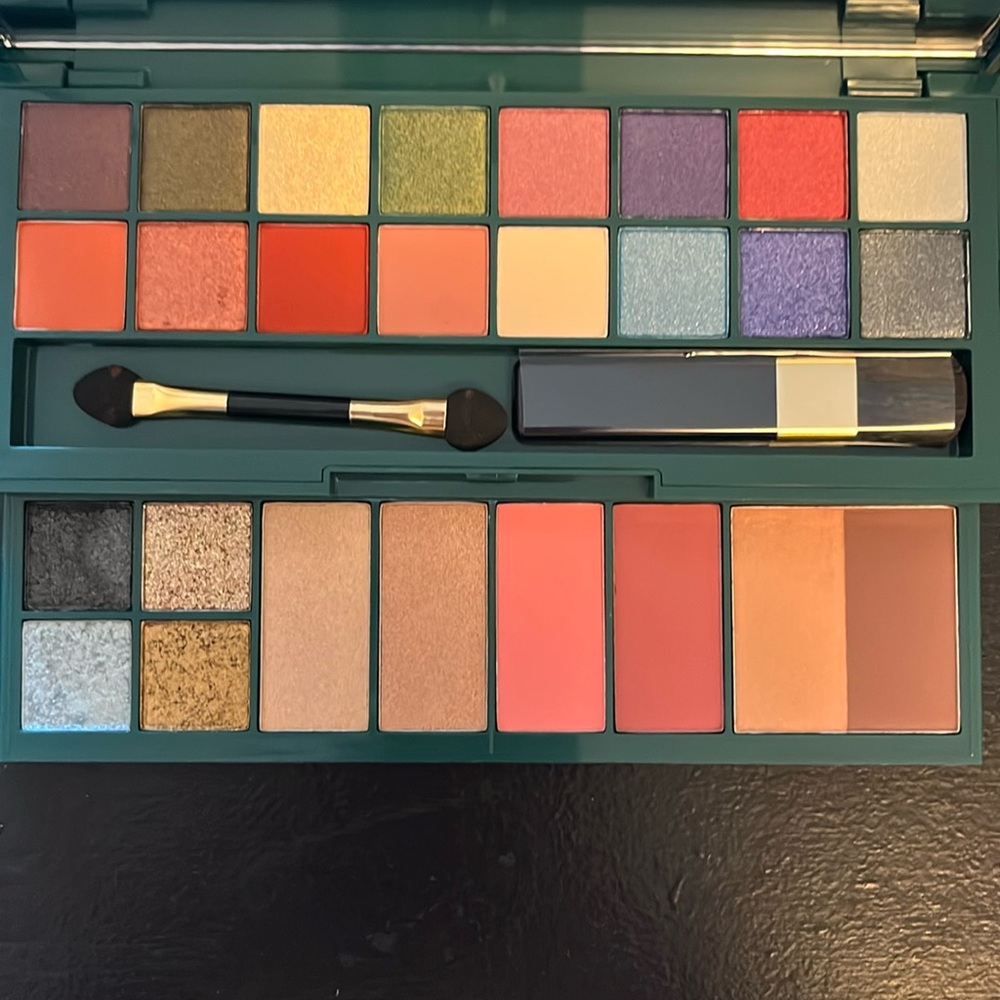 Avon Glimmer Makeup Palette - Picture 2 of 3